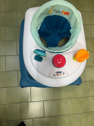Andador infantil con juguetes