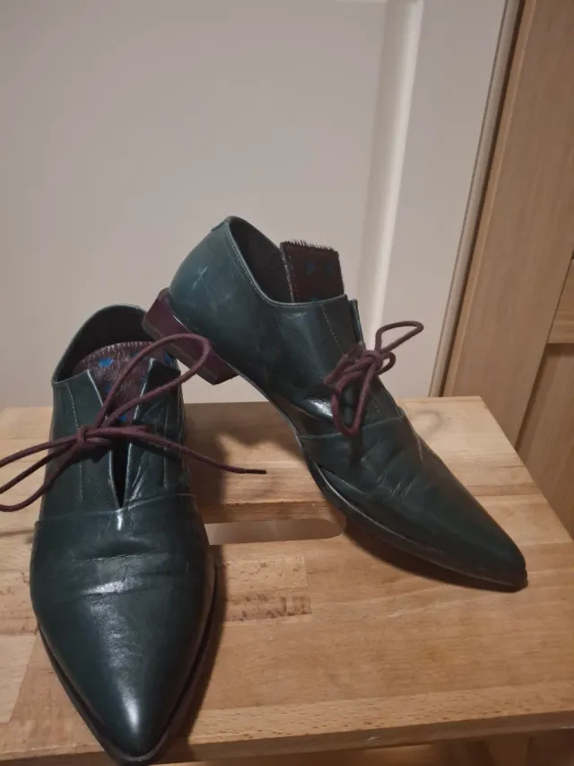 Estiloso zapato de piel verde con tacón geométrico