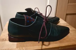 Estiloso zapato de piel verde con tacón geométrico