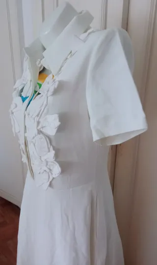 Vestido blanco con flores 3D