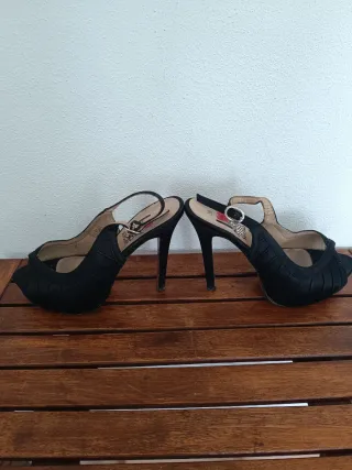 Sandálias pretas de salto alto em cetim