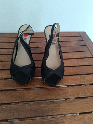 Sandálias pretas de salto alto em cetim