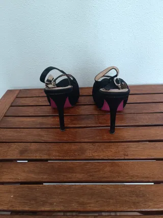 Sandálias pretas de salto alto em cetim