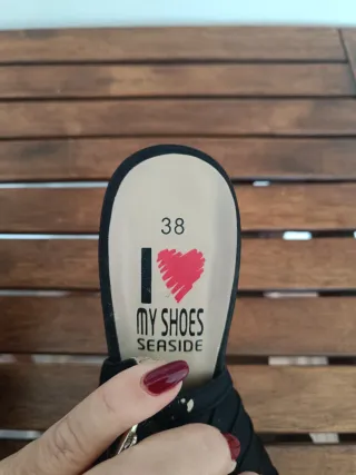 Sandálias pretas de salto alto em cetim