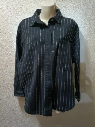 Camisa negra con detalles plateados