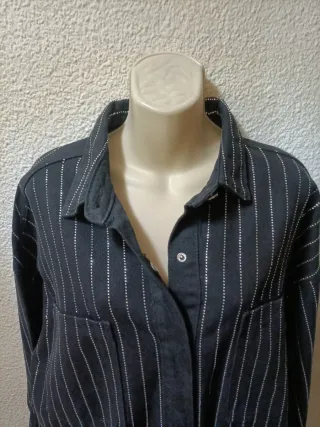 Camisa negra con detalles plateados
