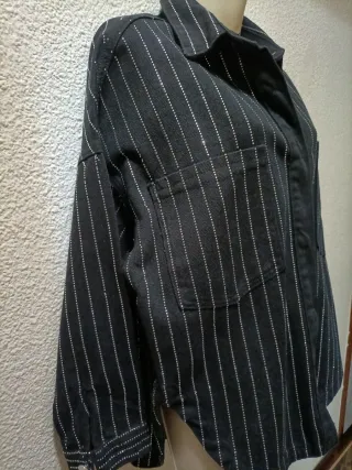 Camisa negra con detalles plateados