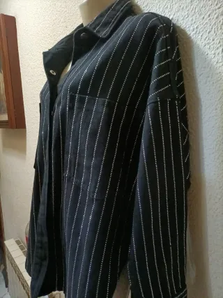 Camisa negra con detalles plateados