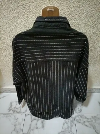 Camisa negra con detalles plateados