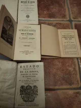 Libros religiosos antiguos.