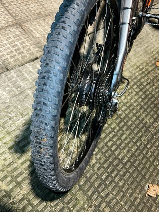 Bicicleta eléctrica gris