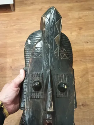Máscara africana de madera tallada