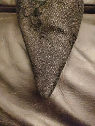 Zapatos de tacón Gaiper negros y dorados