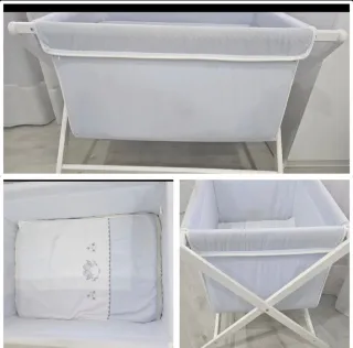 Minicuna con estampado de topitos azul celeste.