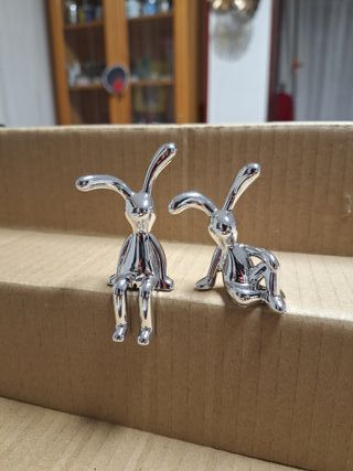 Figuras de conejos adornos plateados