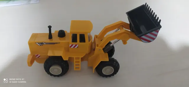 Excavadora y grúa de juguete amarilla