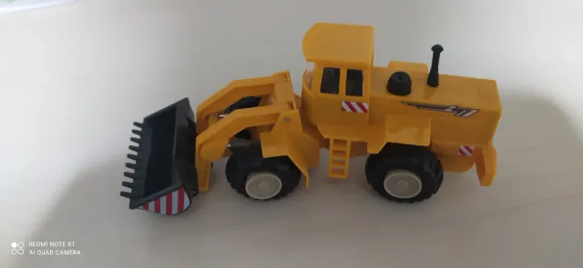 Excavadora y grúa de juguete amarilla