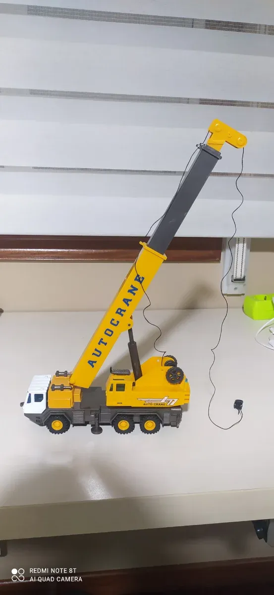 Excavadora y grúa de juguete amarilla