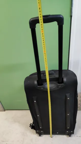 Maleta de viaje negra con ruedas