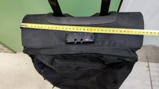 Maleta de viaje negra con ruedas