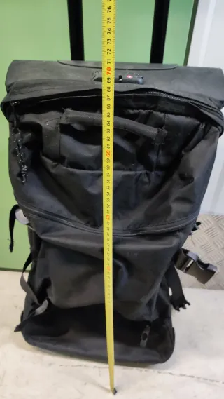 Maleta de viaje negra con ruedas