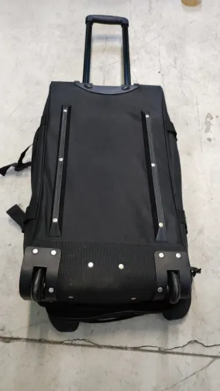 Maleta de viaje negra con ruedas