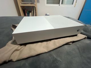 Xbox con sus cables su mando