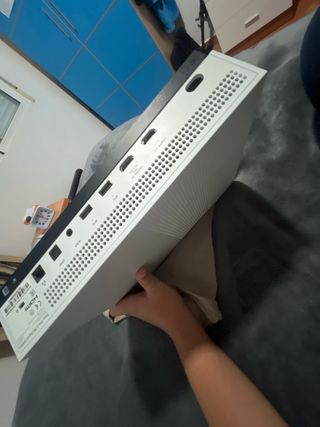 Xbox con sus cables su mando