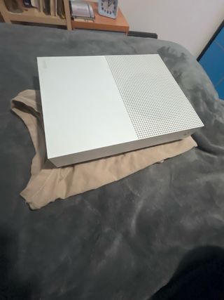 Xbox con sus cables su mando