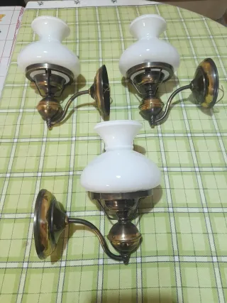 Apliques de pared dorados y blancos