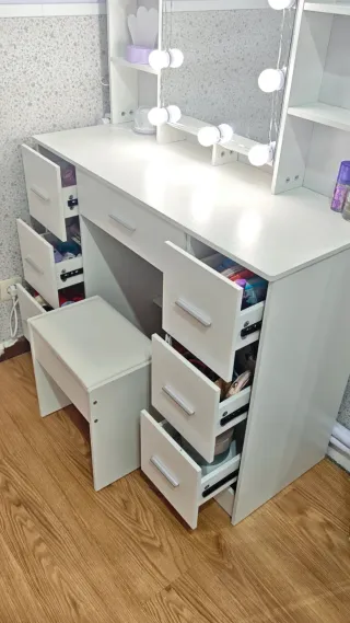 Tocador blanco con espejo y luces led