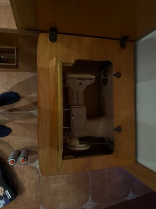 máquina de coser con mueble