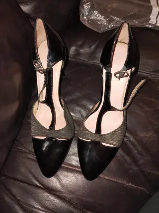 Zapatos de piel negros , dorados y charol