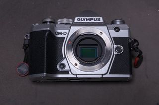 Olympus OM-D E-M5 Mark III + Empuñadura ECG-5
