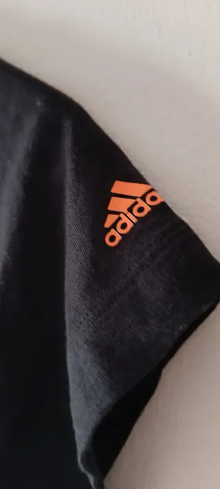 Camiseta Adidas Mujer Negra y Naranja