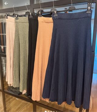 Falda midi punto plisada