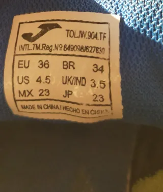 Botas de fútbol azules y verdes