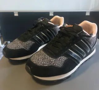 Zapatillas Adidas Negras y Blancas