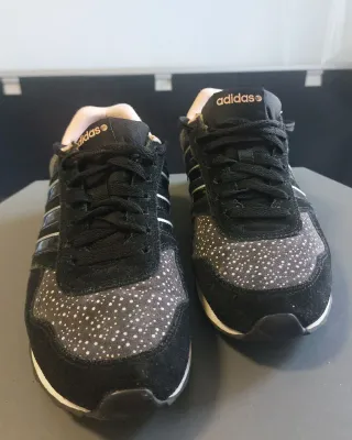 Zapatillas Adidas Negras y Blancas