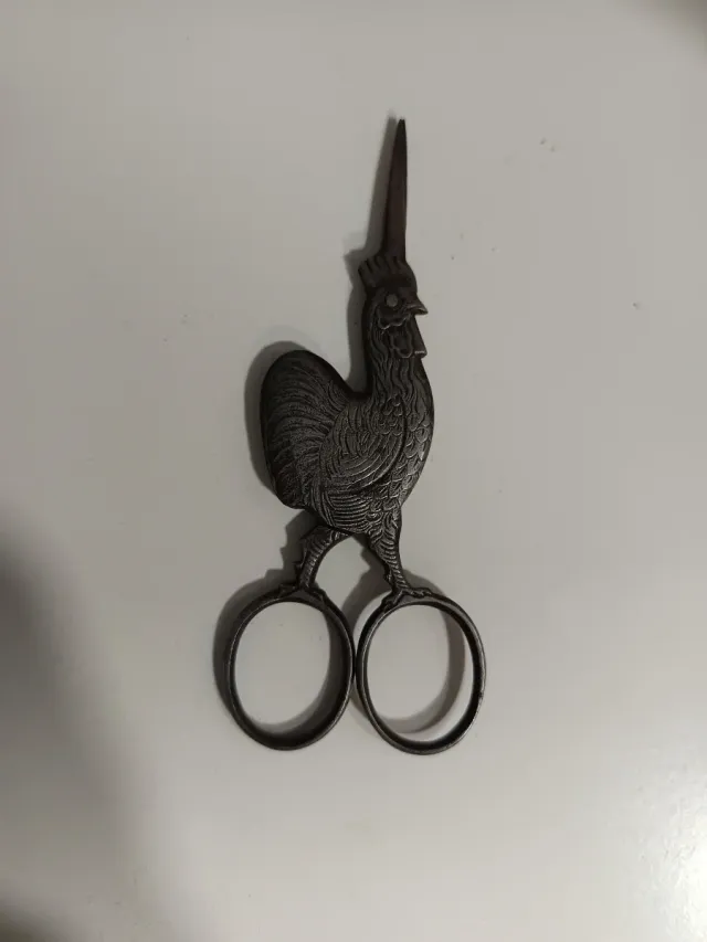 Vecchie forbici a forma di gallo