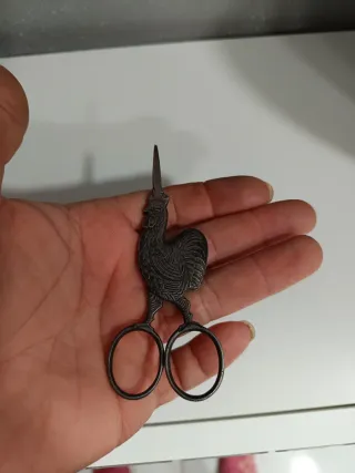 Vecchie forbici a forma di gallo