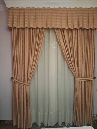 Cortina y visillo beige y blanco