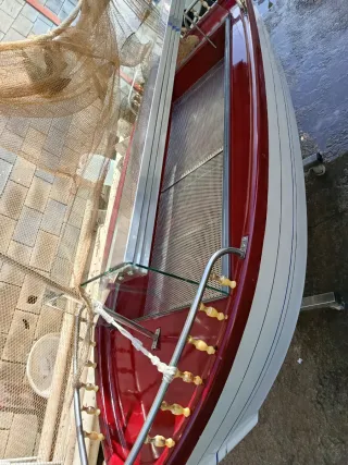 Barco con vitrina frigorífica