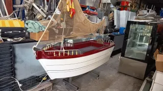 Barco con vitrina frigorífica