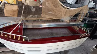 Barco con vitrina frigorífica