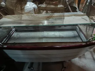 Barco con vitrina frigorífica