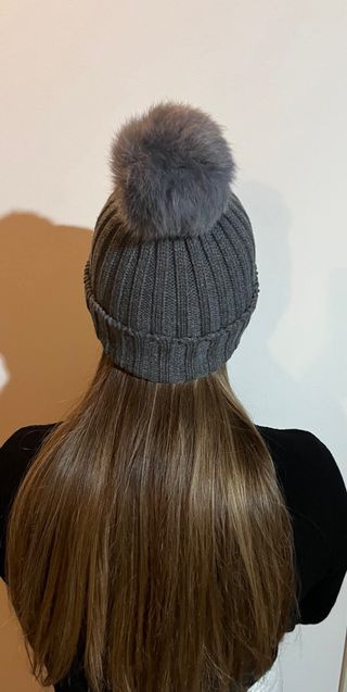 Berretto grigio con pon pon