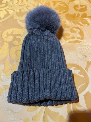 Berretto grigio con pon pon
