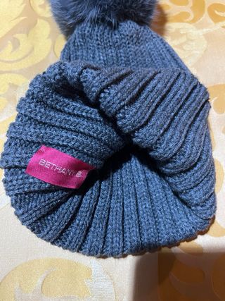 Berretto grigio con pon pon