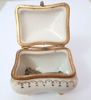 Antico cofanetto in porcellana francese dipinto